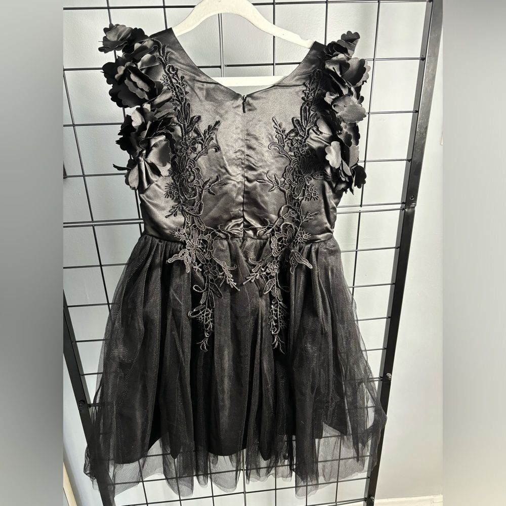 Girl’s black v-neck sleeveless party dress with floral lace apliques sz140 NWOT - Picture 3 of 6